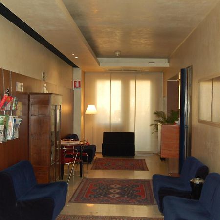 Hotel Mariani Йези Екстериор снимка