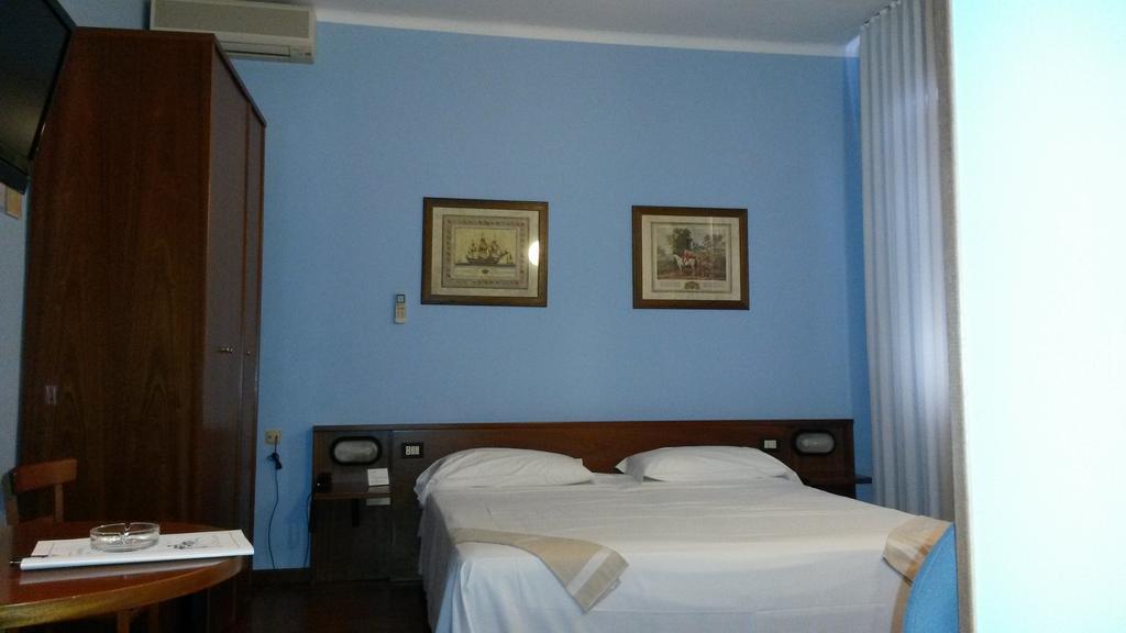 Hotel Mariani Йези Стая снимка