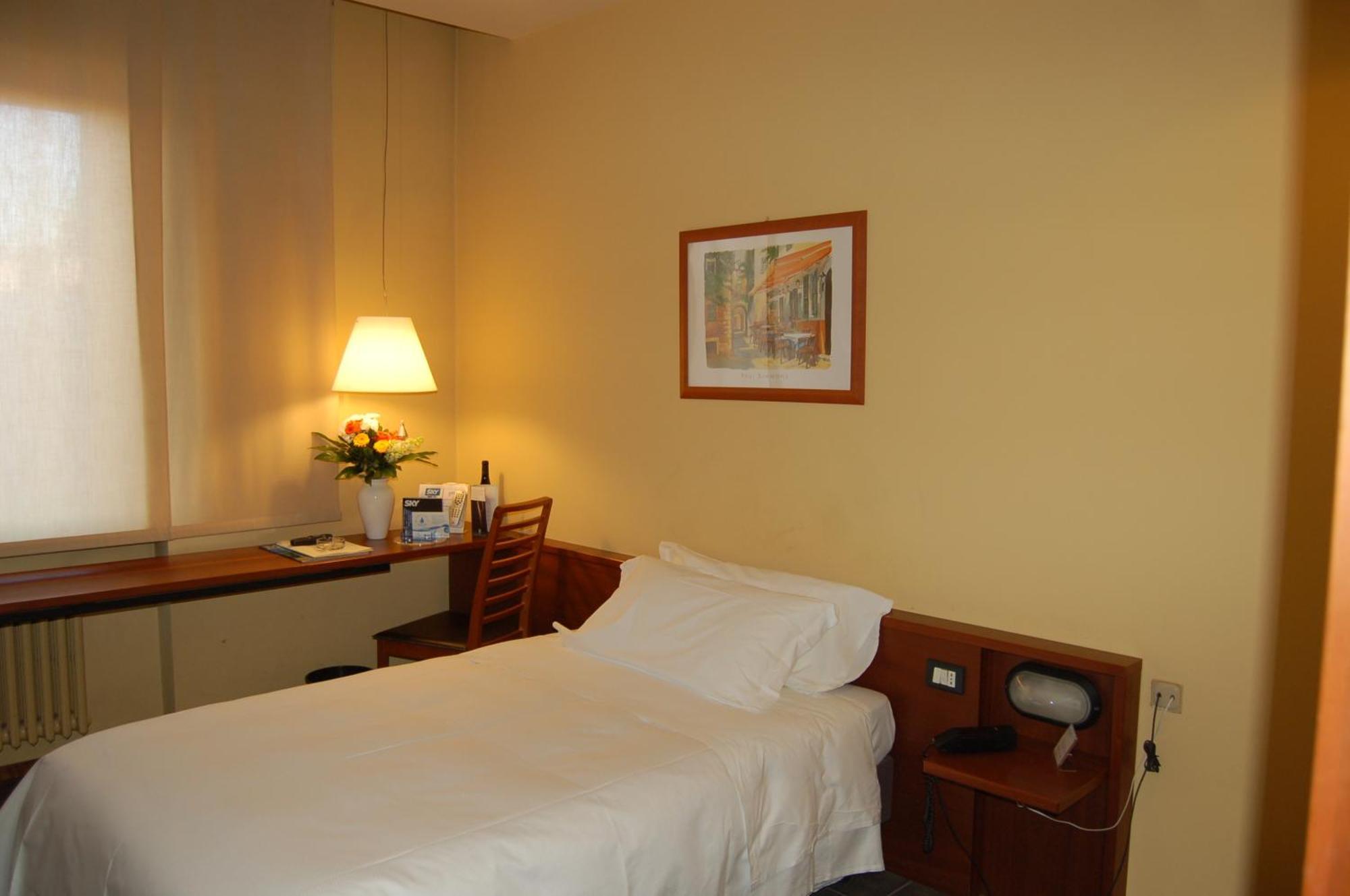Hotel Mariani Йези Екстериор снимка
