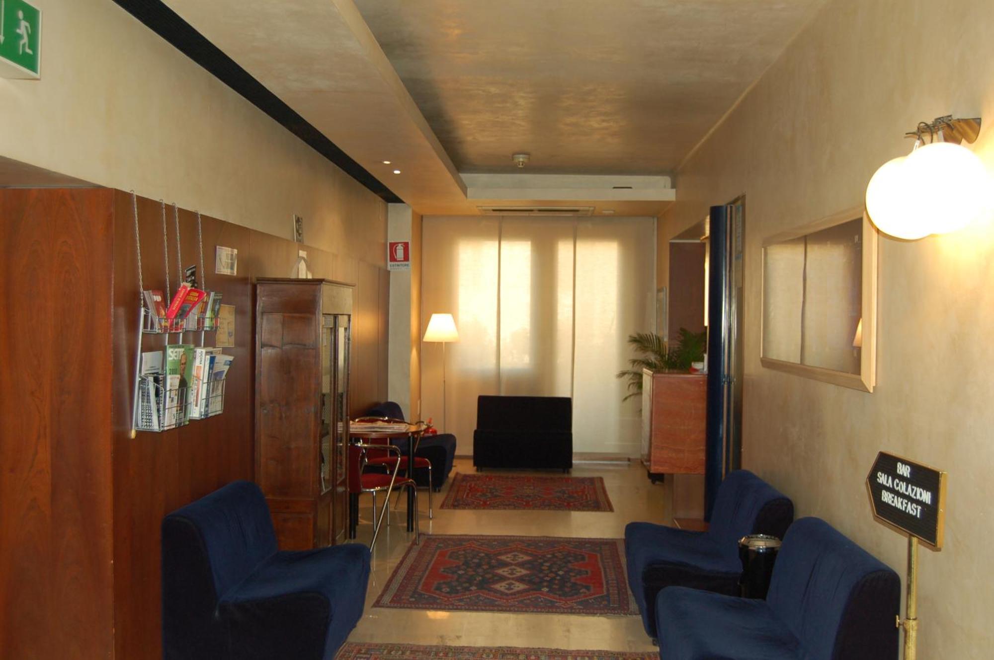 Hotel Mariani Йези Екстериор снимка