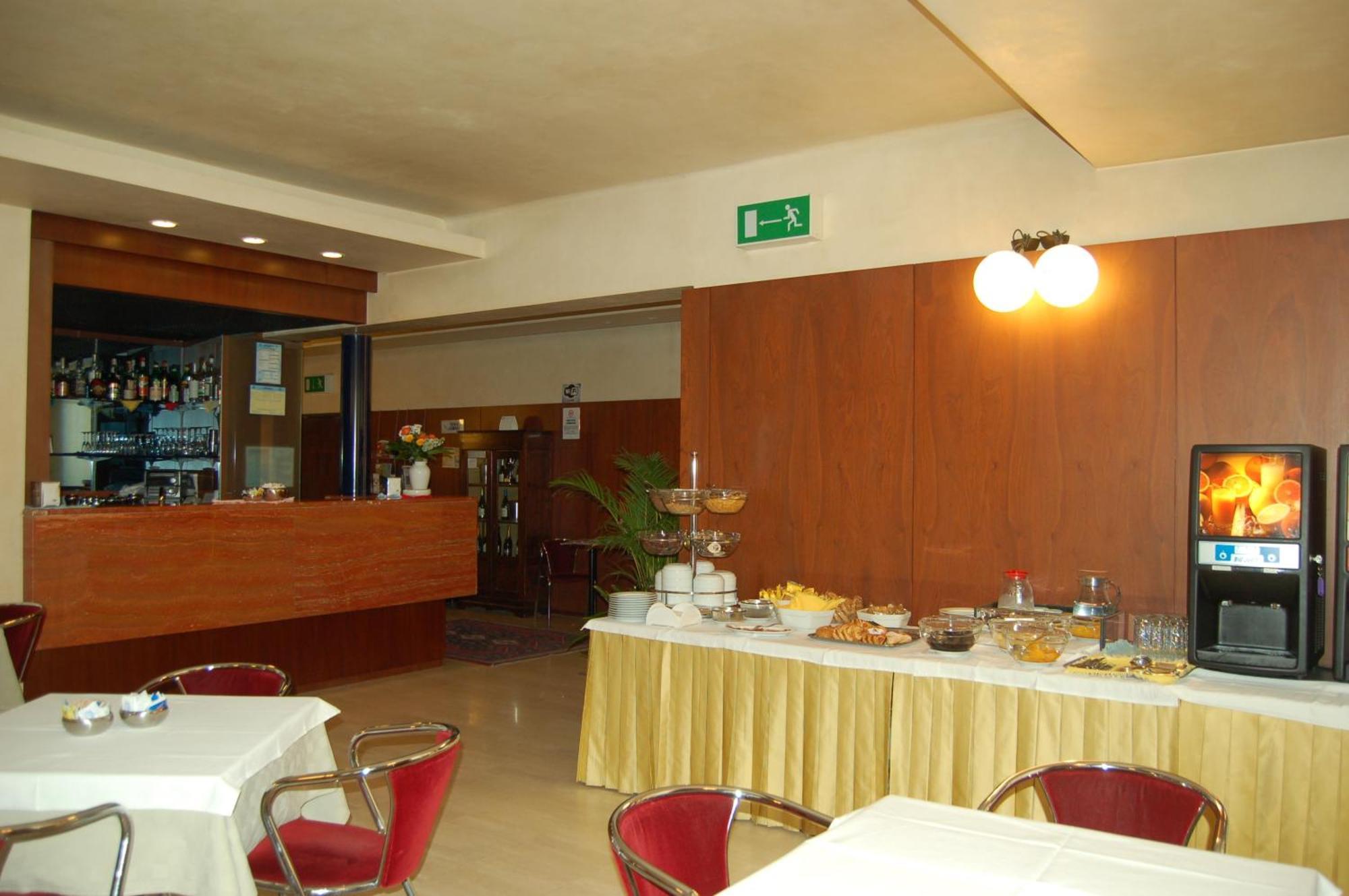 Hotel Mariani Йези Екстериор снимка