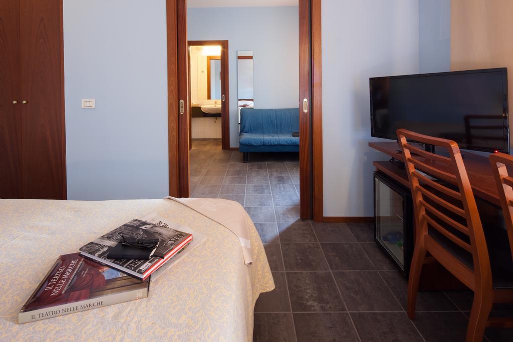 Hotel Mariani Йези Екстериор снимка