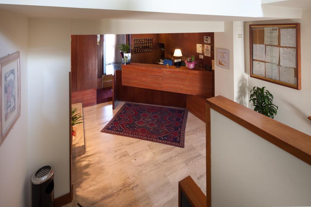 Hotel Mariani Йези Екстериор снимка