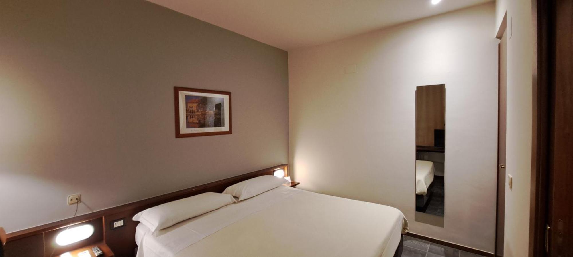 Hotel Mariani Йези Екстериор снимка