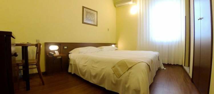 Hotel Mariani Йези Екстериор снимка