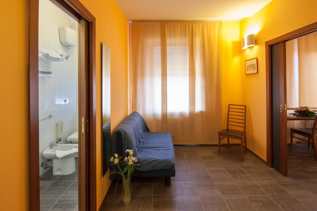 Hotel Mariani Йези Екстериор снимка
