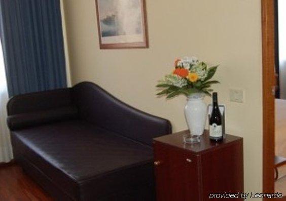 Hotel Mariani Йези Екстериор снимка