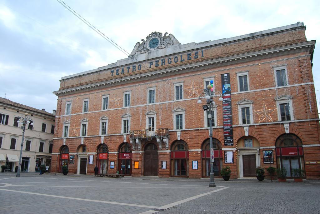 Hotel Mariani Йези Екстериор снимка
