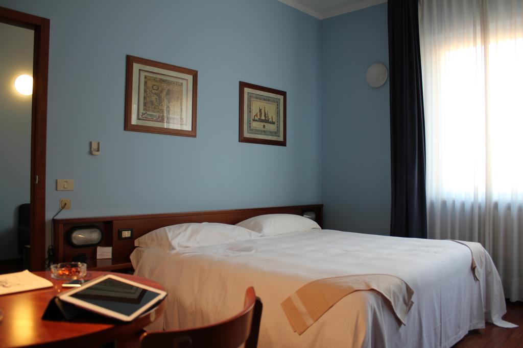 Hotel Mariani Йези Екстериор снимка