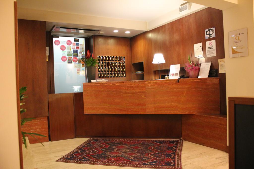 Hotel Mariani Йези Екстериор снимка