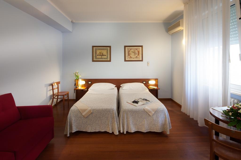 Hotel Mariani Йези Екстериор снимка