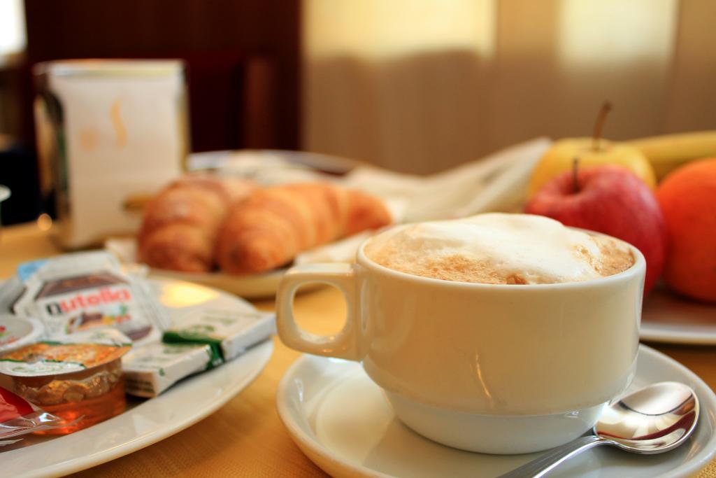 Hotel Mariani Йези Екстериор снимка