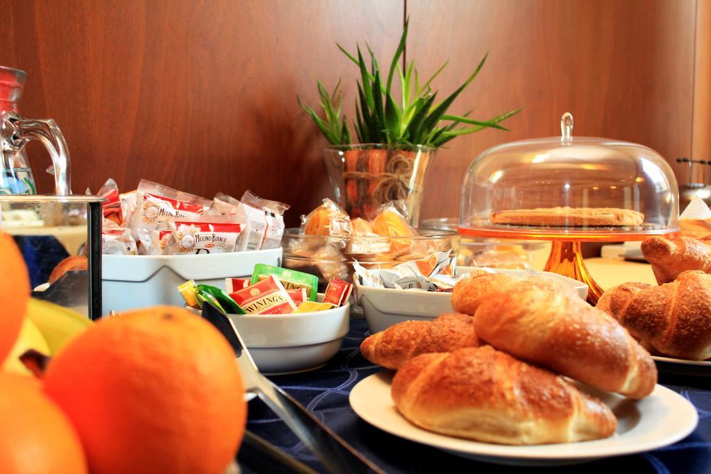 Hotel Mariani Йези Екстериор снимка
