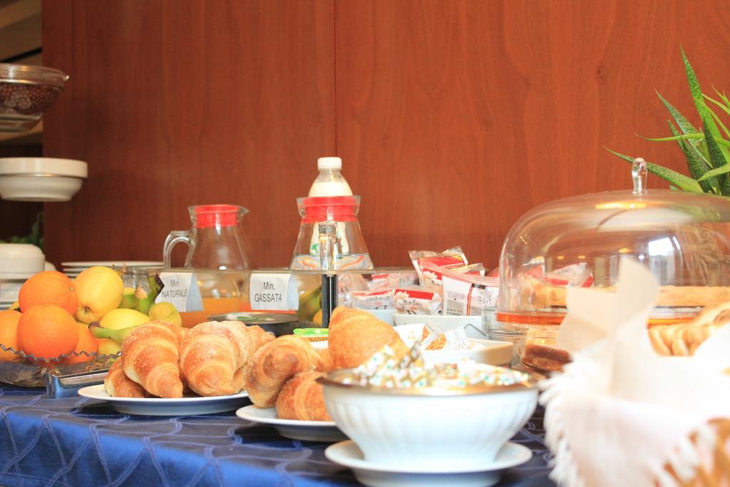 Hotel Mariani Йези Екстериор снимка
