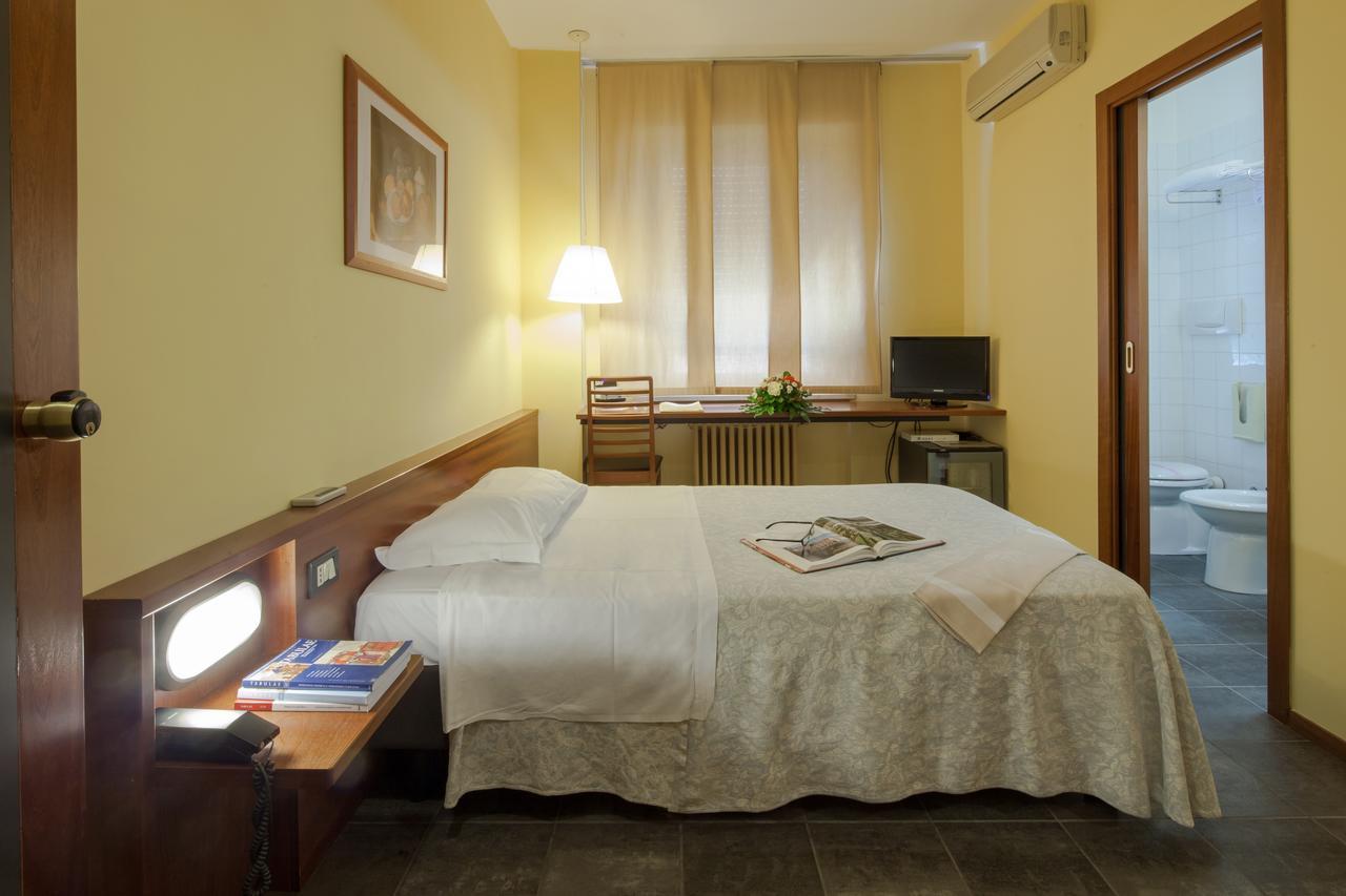 Hotel Mariani Йези Екстериор снимка
