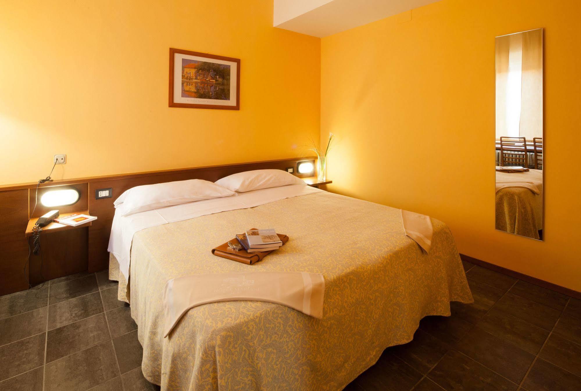 Hotel Mariani Йези Екстериор снимка