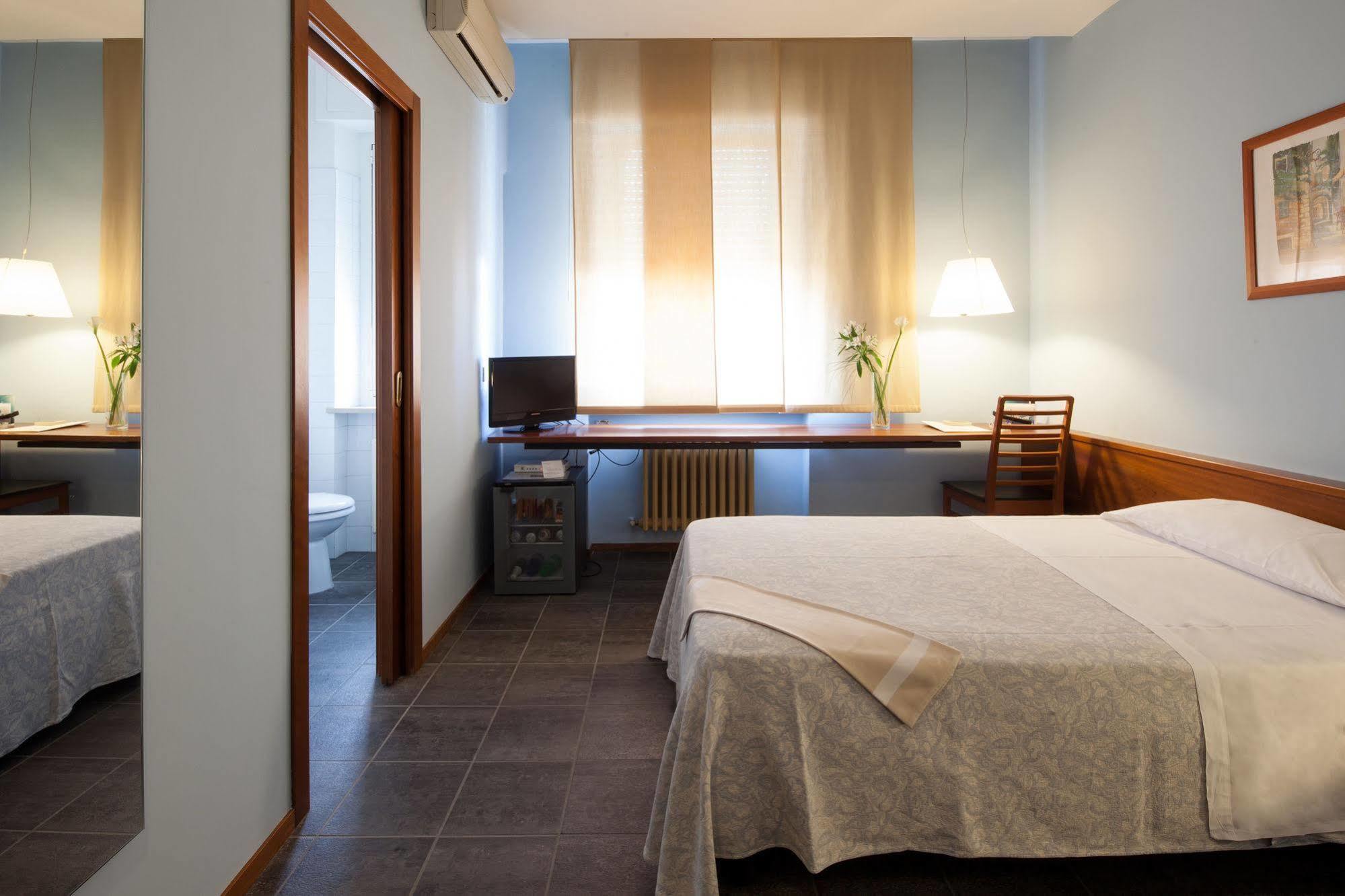 Hotel Mariani Йези Екстериор снимка