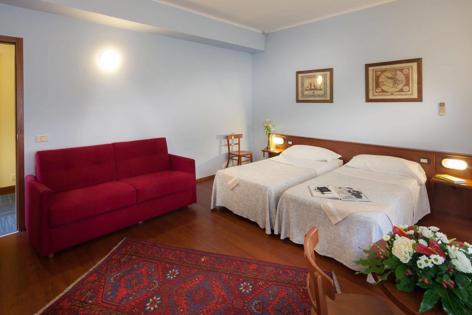 Hotel Mariani Йези Екстериор снимка