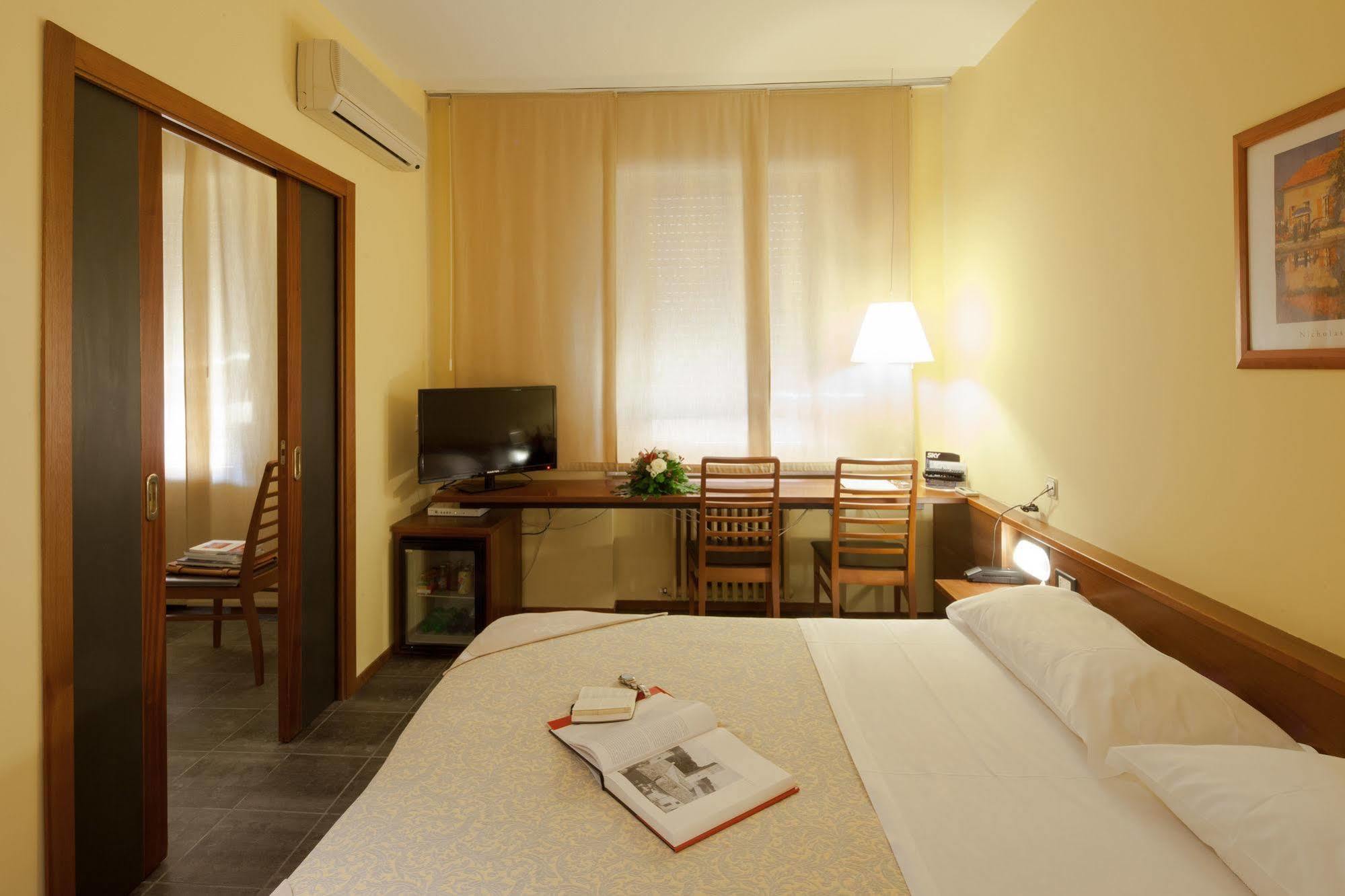 Hotel Mariani Йези Екстериор снимка