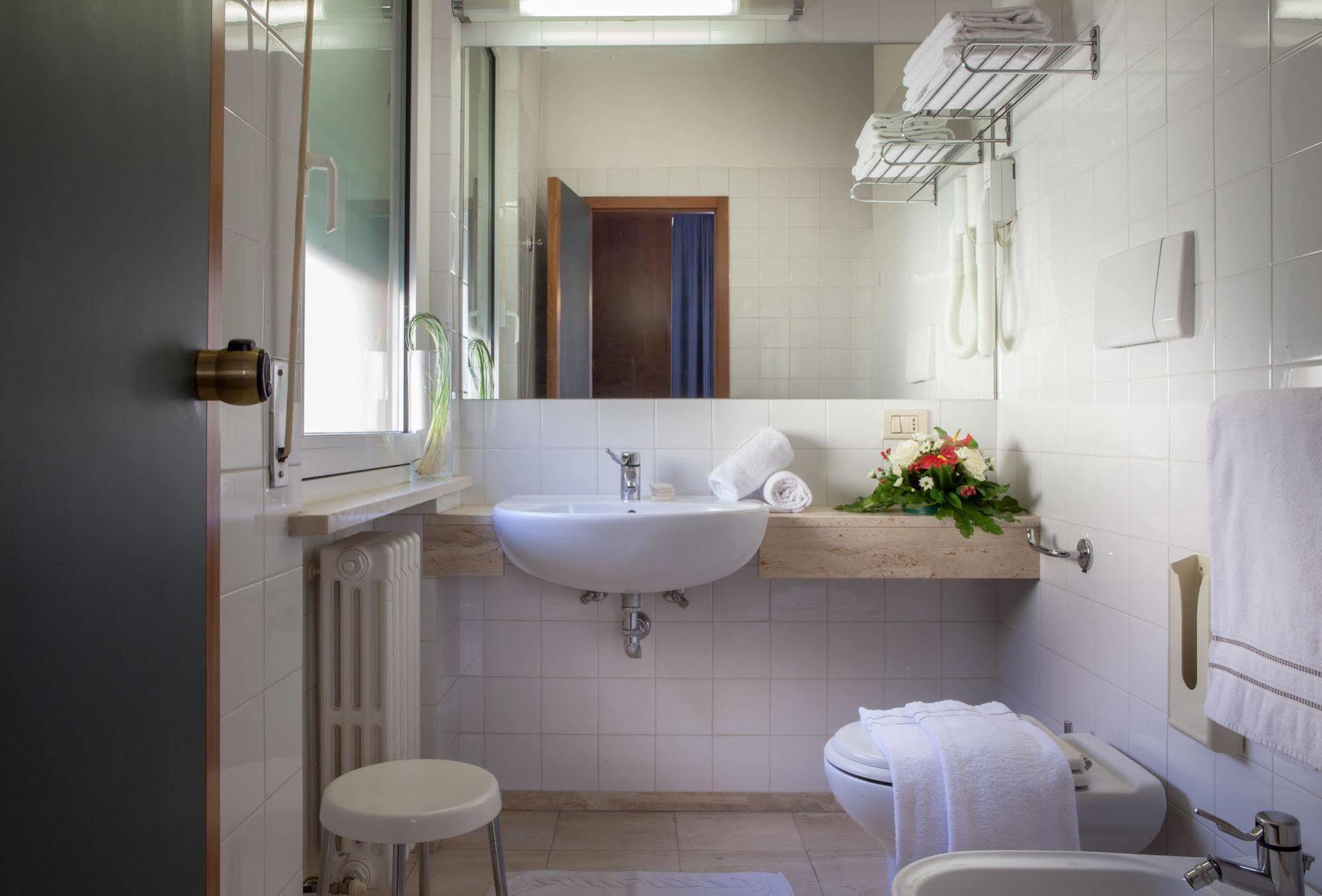 Hotel Mariani Йези Екстериор снимка