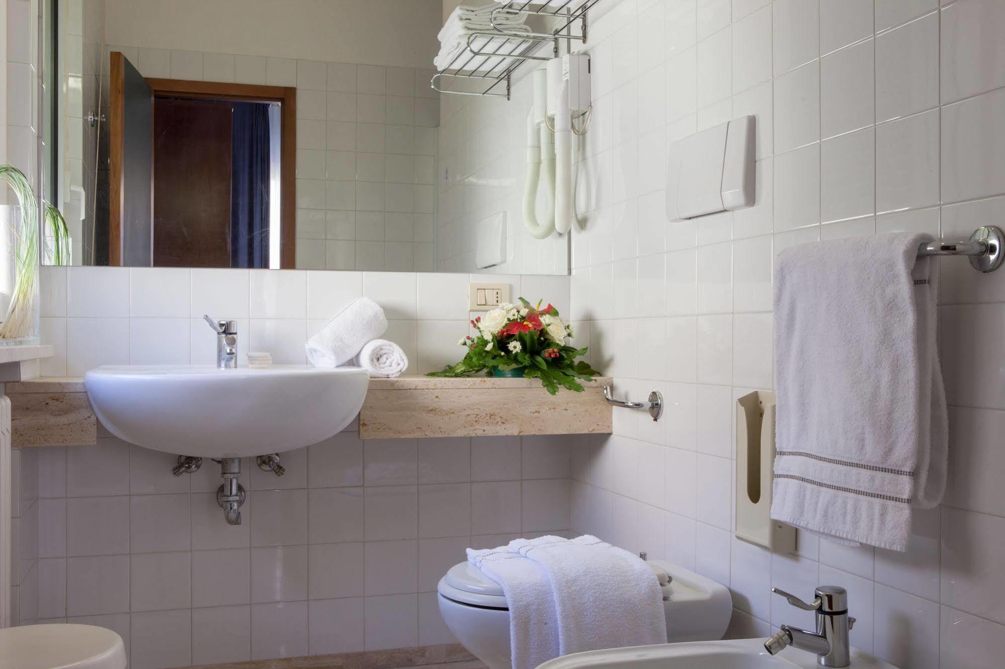 Hotel Mariani Йези Екстериор снимка