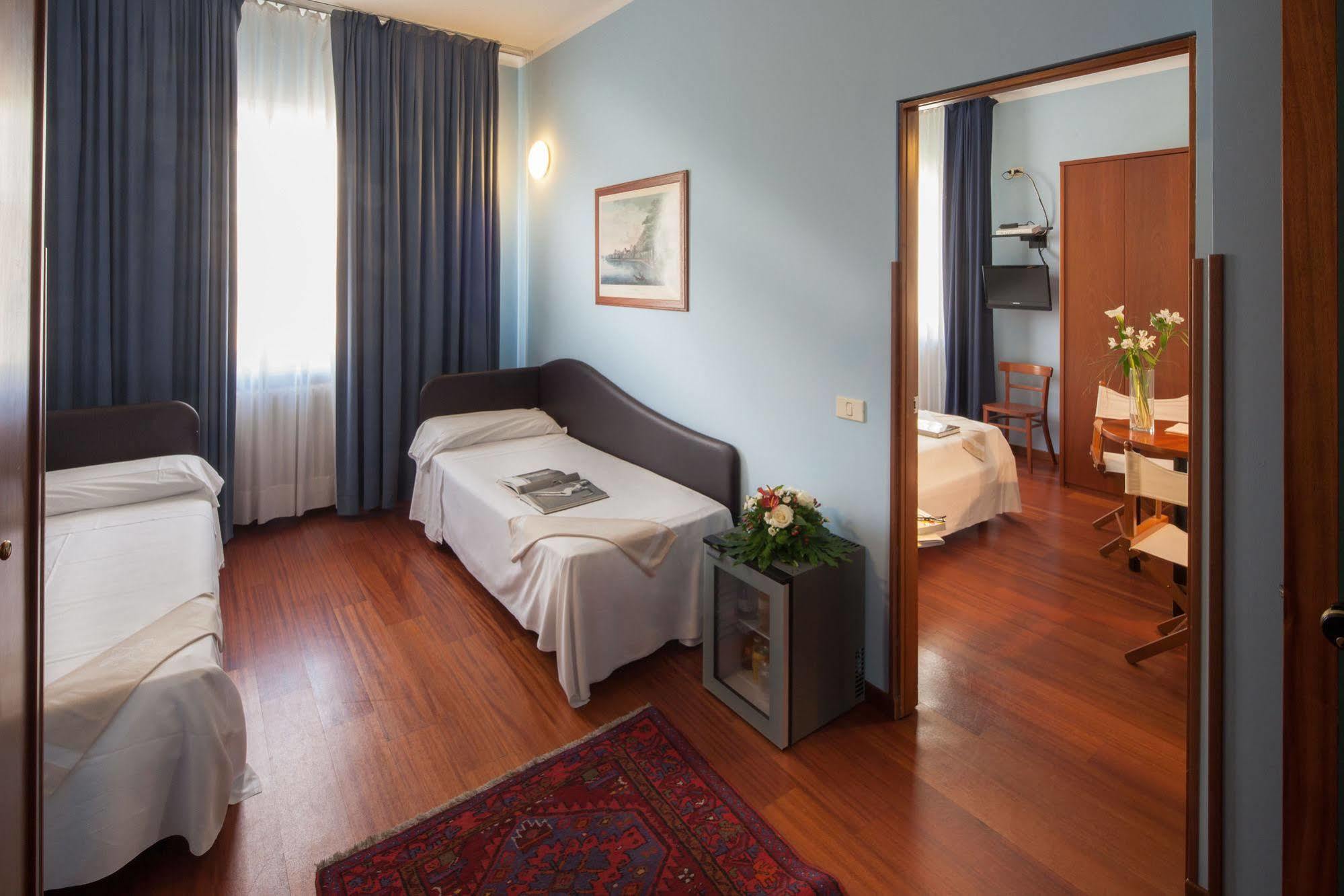 Hotel Mariani Йези Екстериор снимка