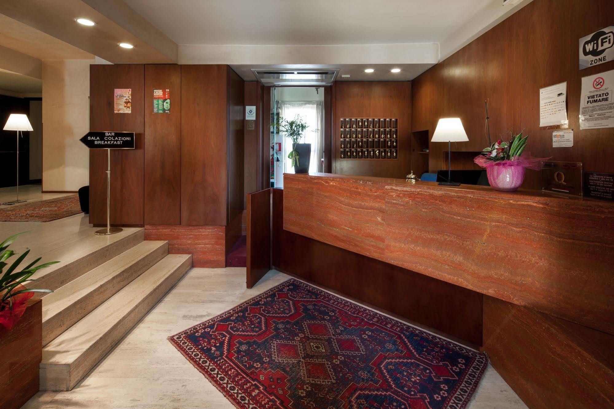 Hotel Mariani Йези Екстериор снимка