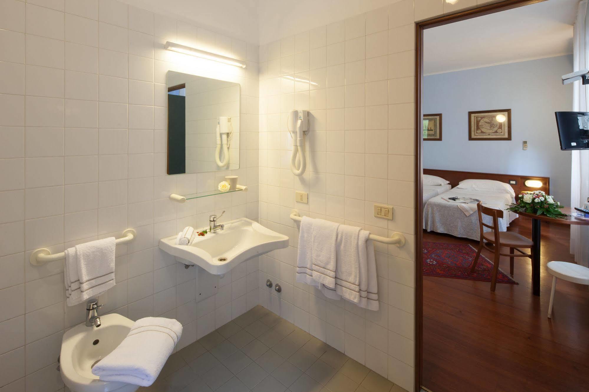 Hotel Mariani Йези Екстериор снимка