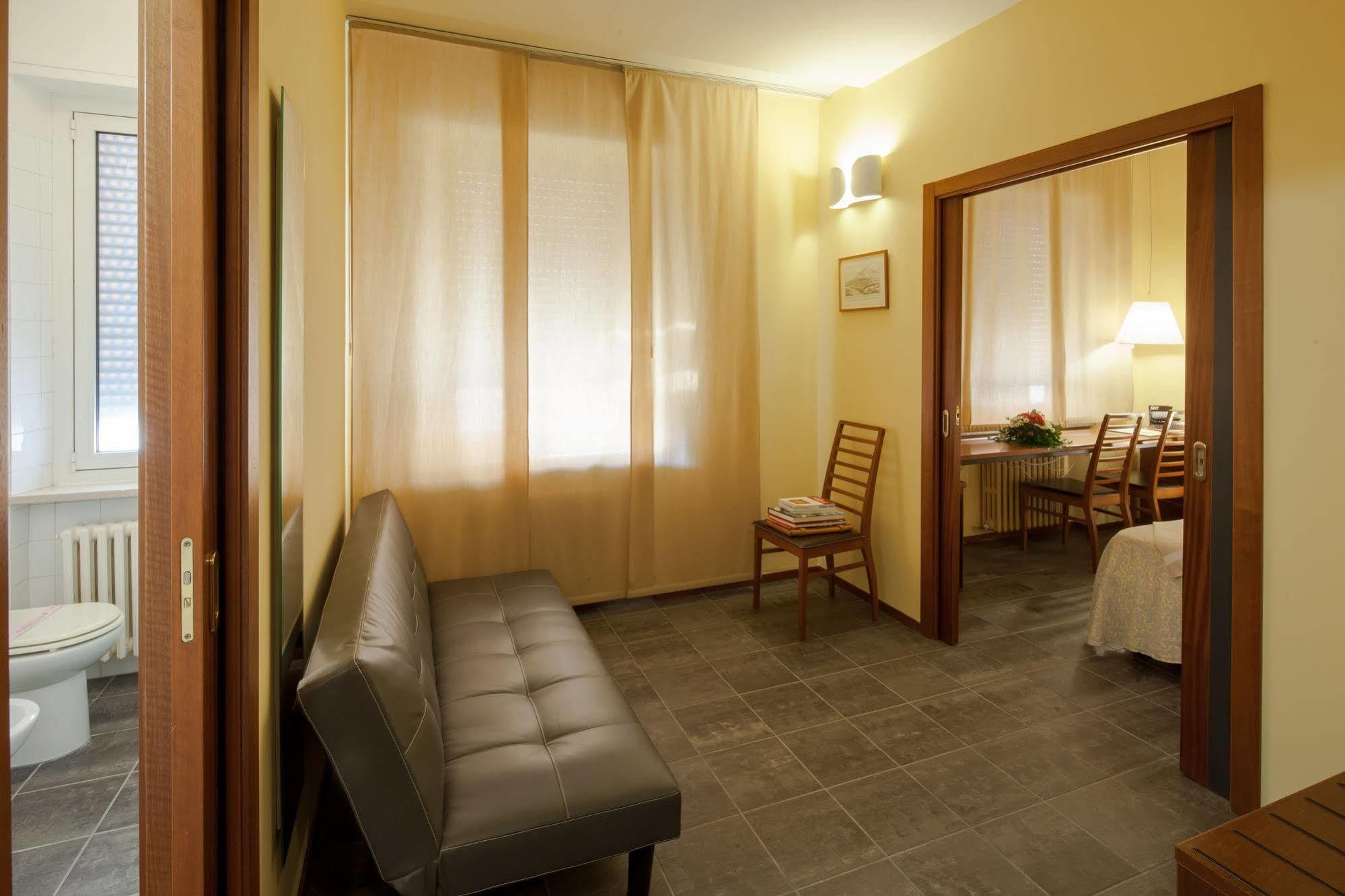 Hotel Mariani Йези Екстериор снимка