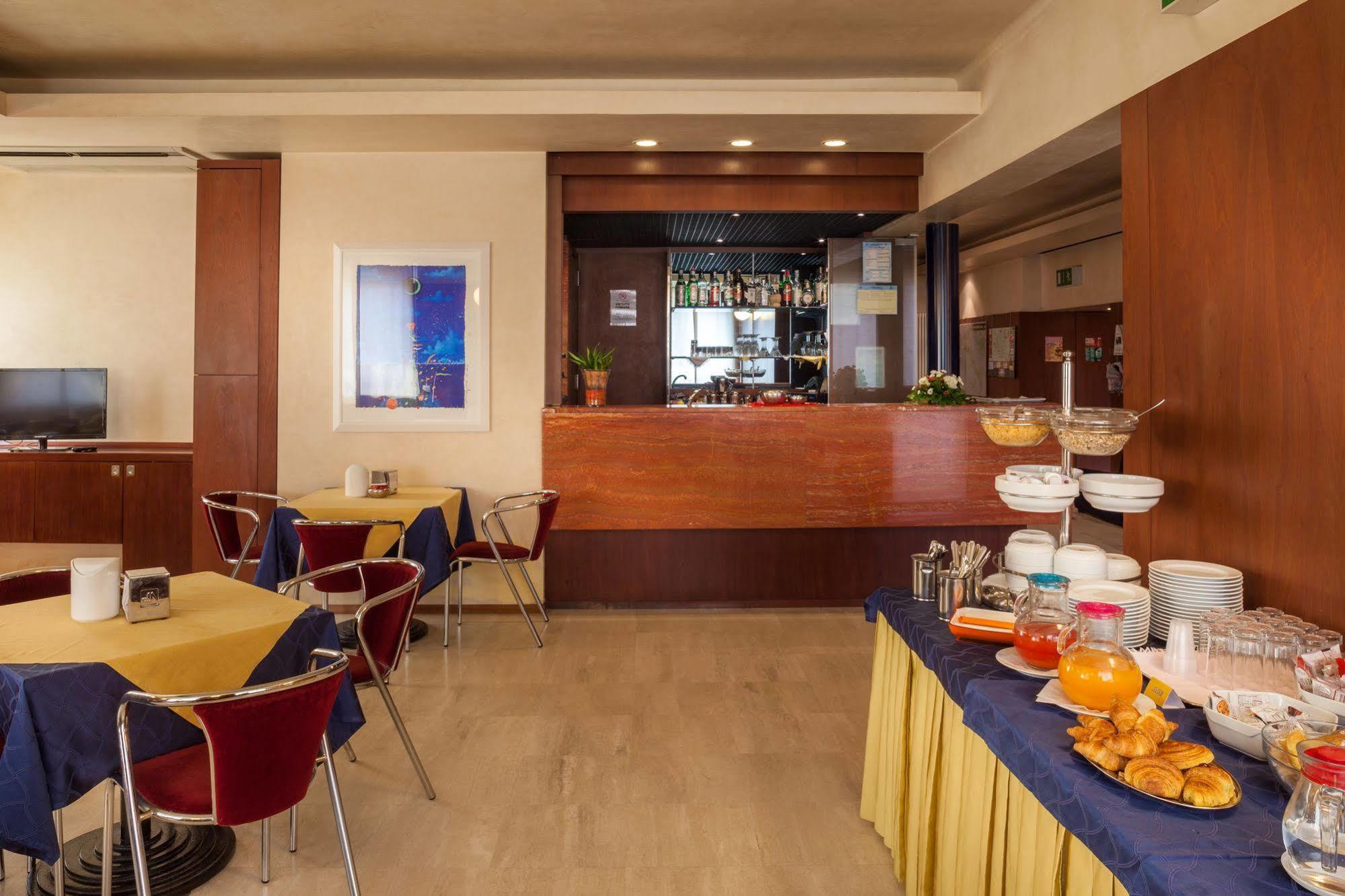 Hotel Mariani Йези Екстериор снимка