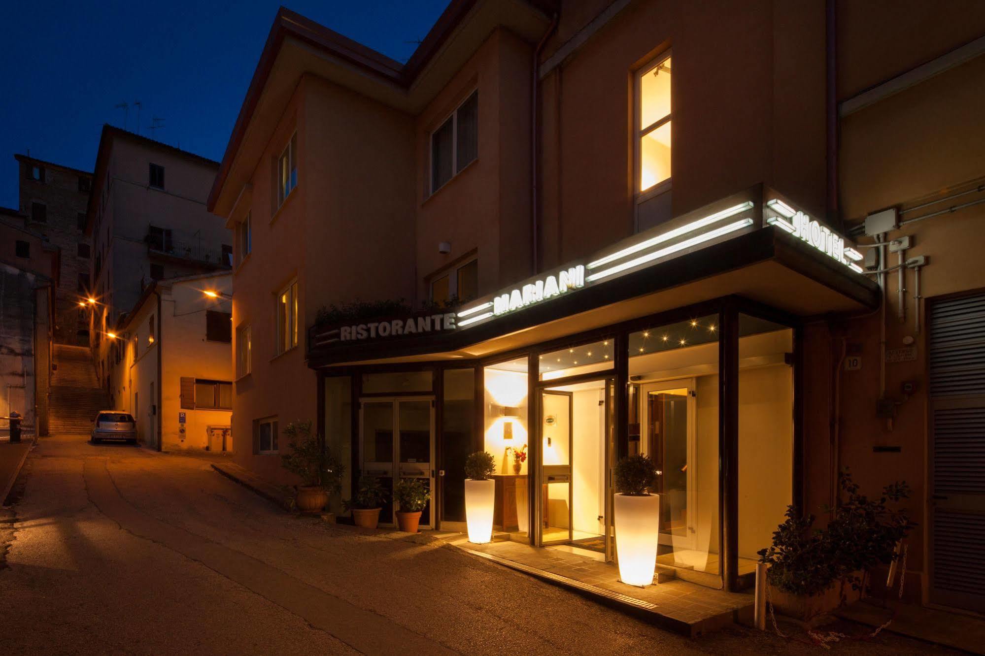 Hotel Mariani Йези Екстериор снимка