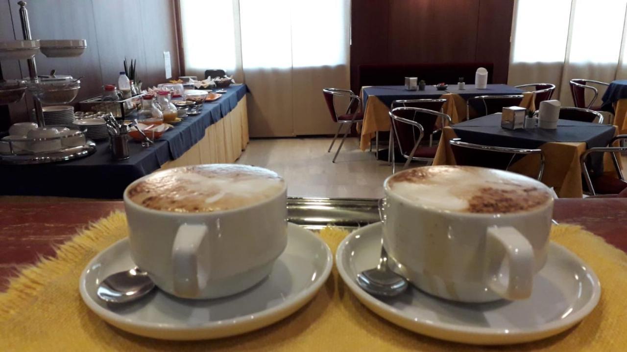 Hotel Mariani Йези Екстериор снимка