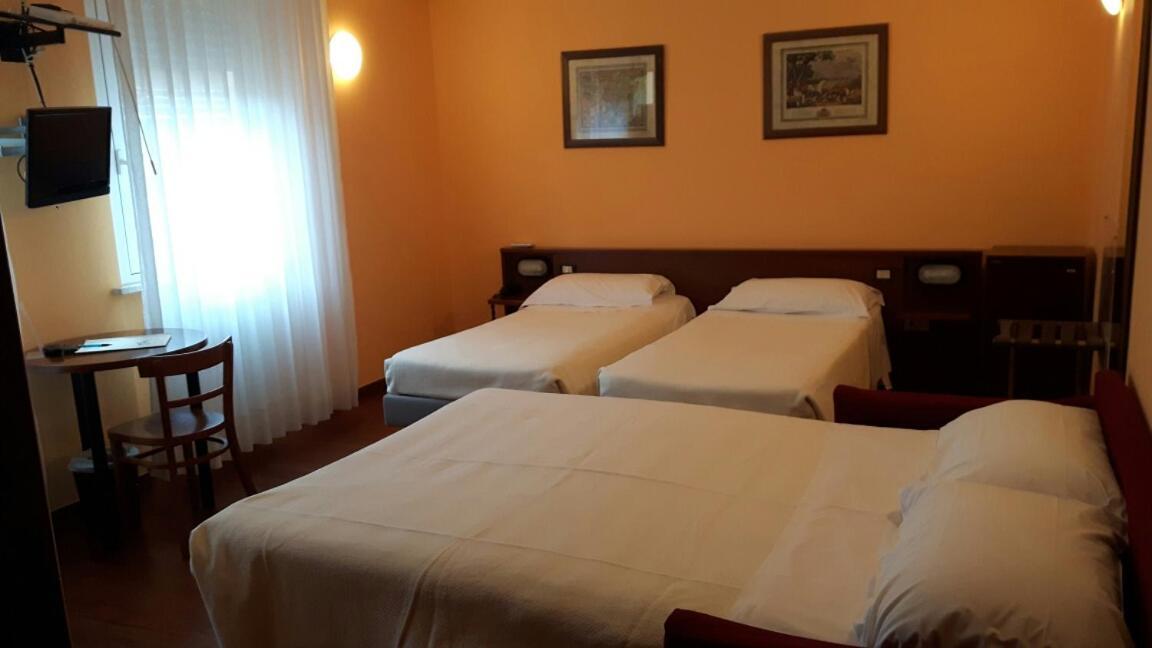 Hotel Mariani Йези Екстериор снимка